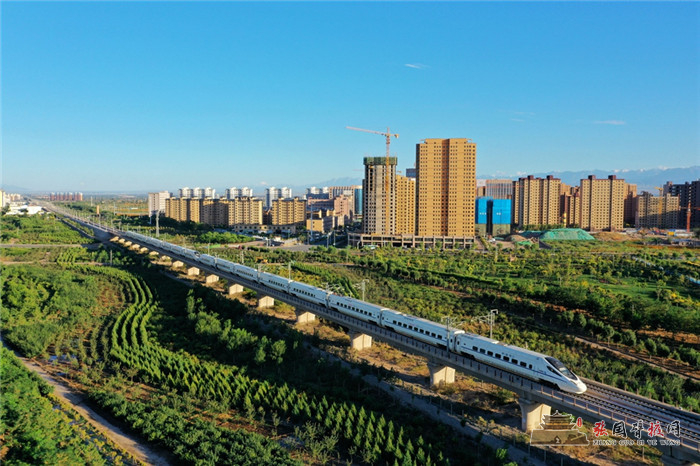 动车穿城过1.jpg