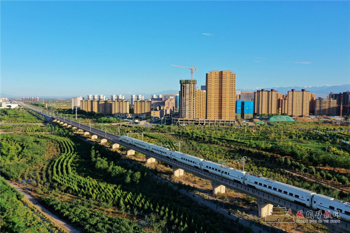 动车穿城过2.jpg