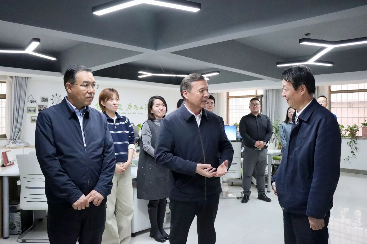 叶尔波力·孜汗在市融媒体中心调研并看..