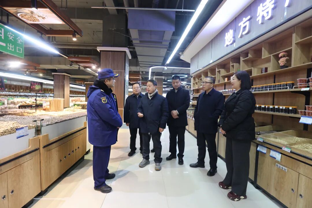 卢小亨在调研检查安全生产和高层建筑消..