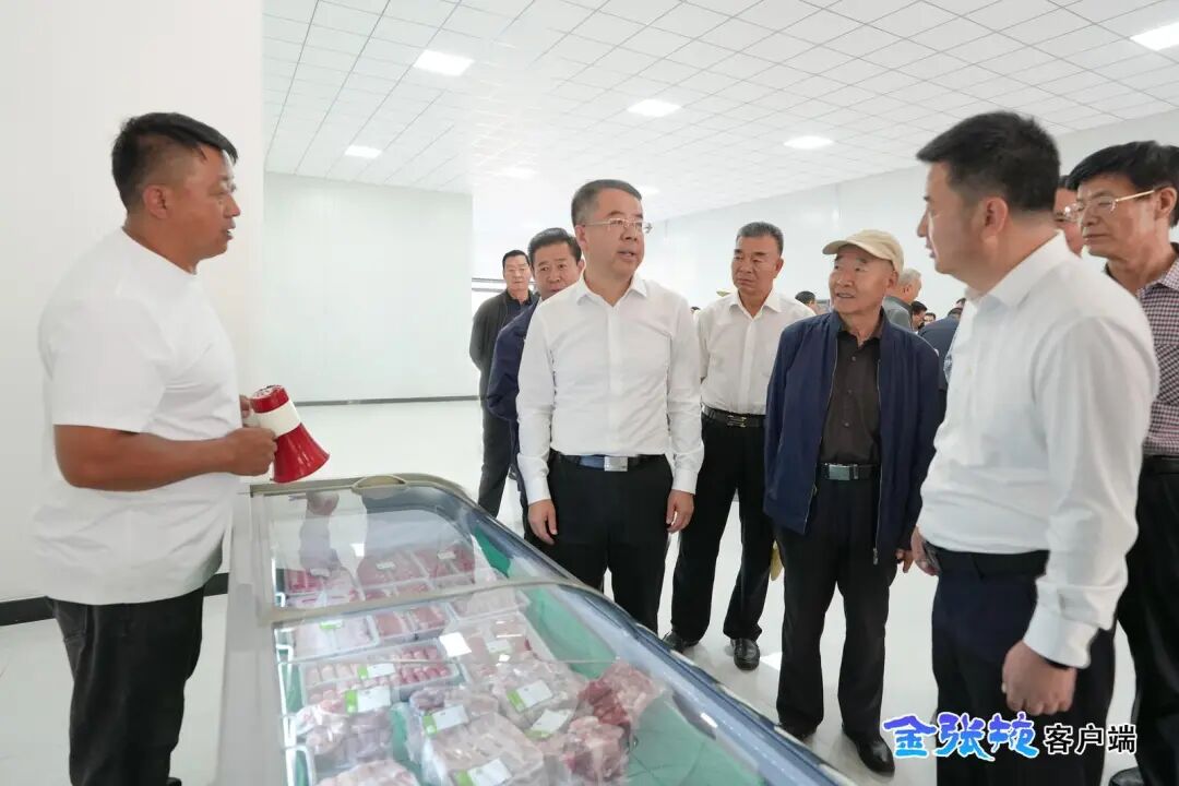 张掖市组织离退休干部考察观摩全市经济..