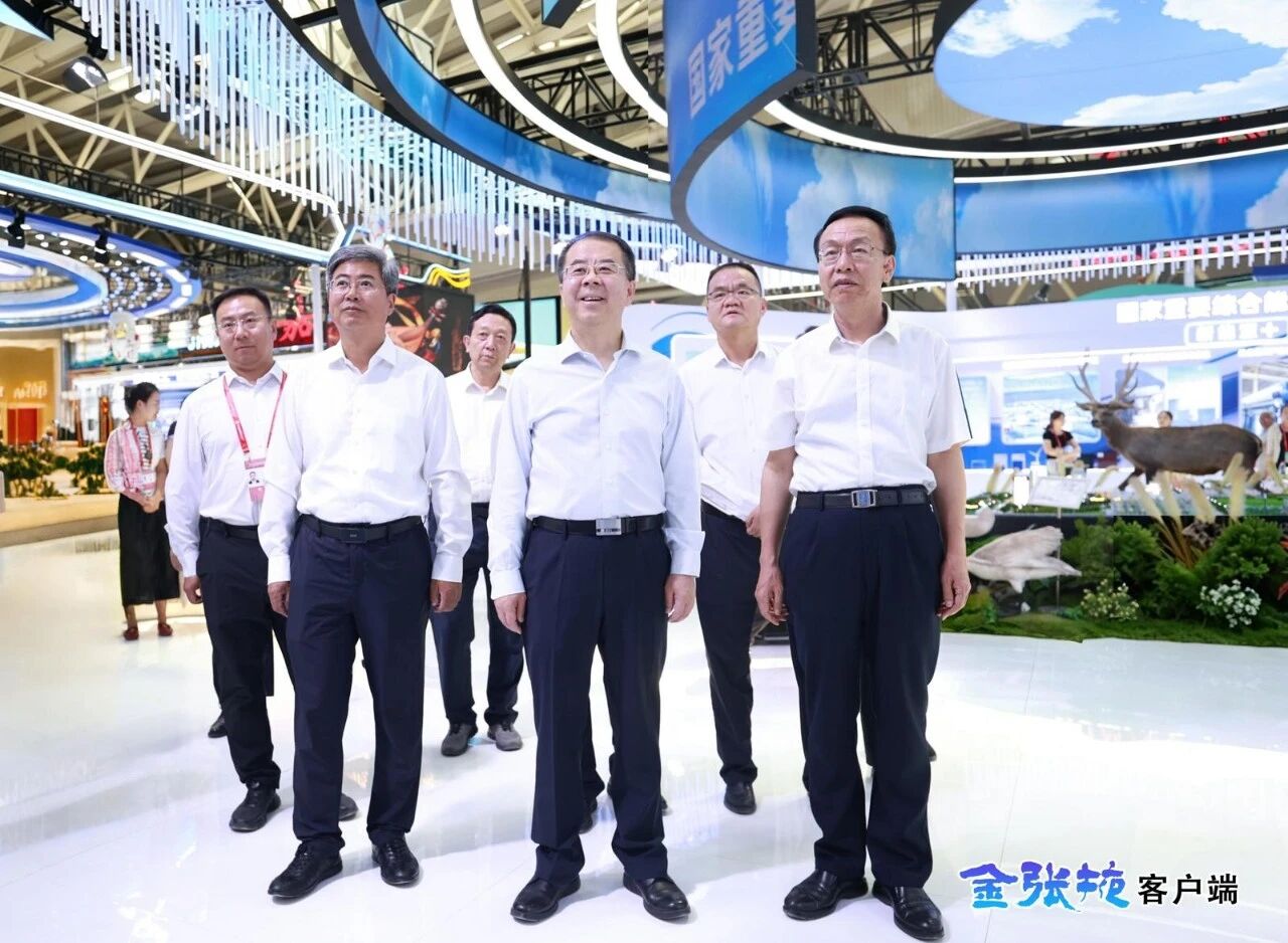 李兴华张文生王荣才检查第三十二届兰洽会张掖馆布展工..